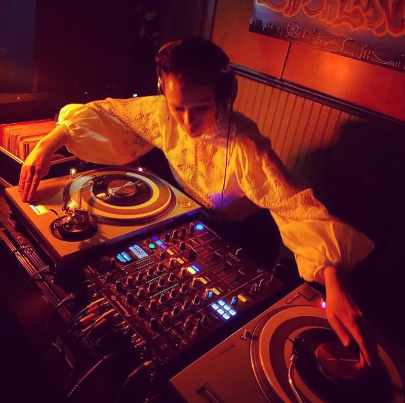 Lady Flic at the decks